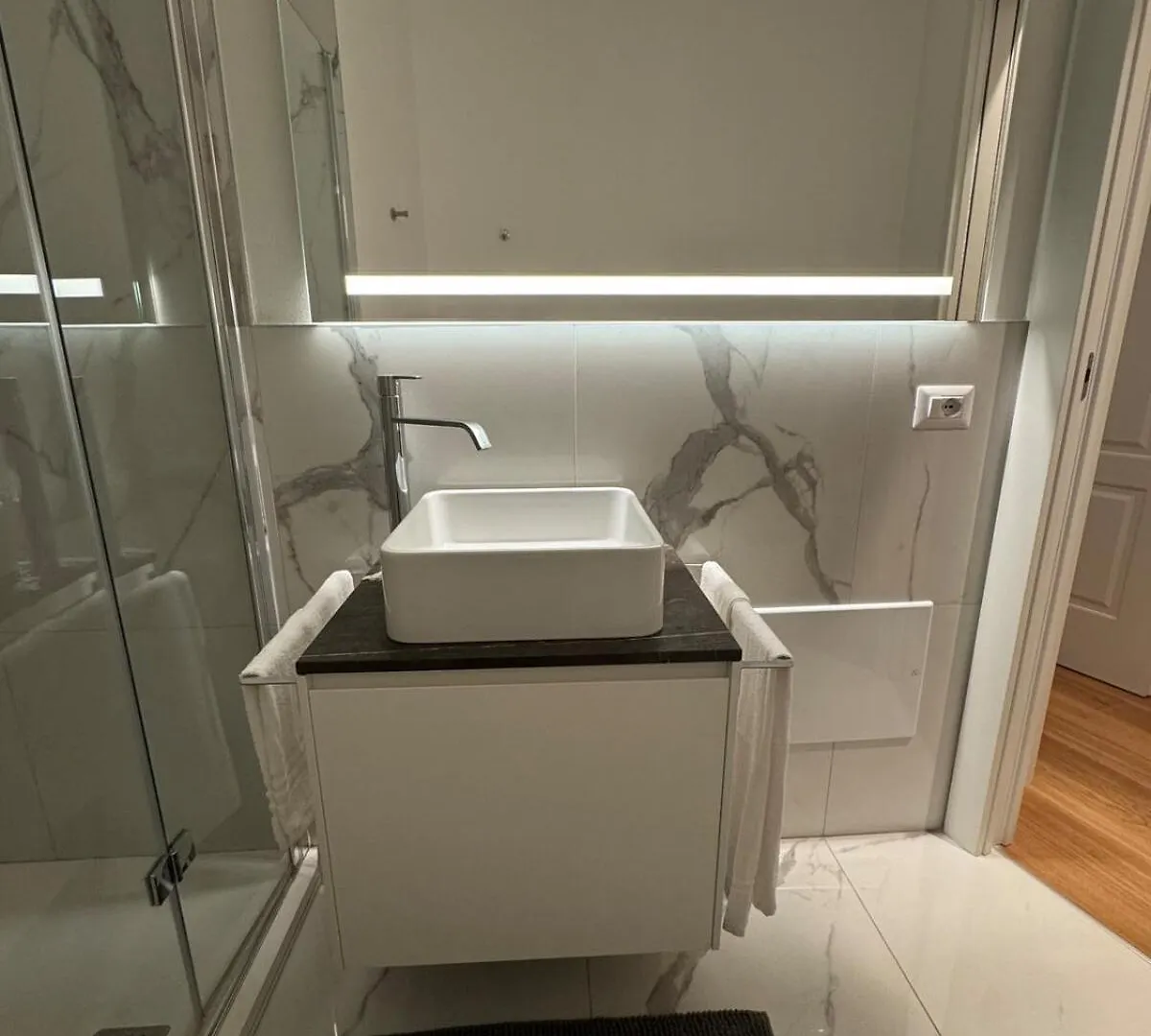 Luxury San Babila Apartment Милан 0*,  Италия